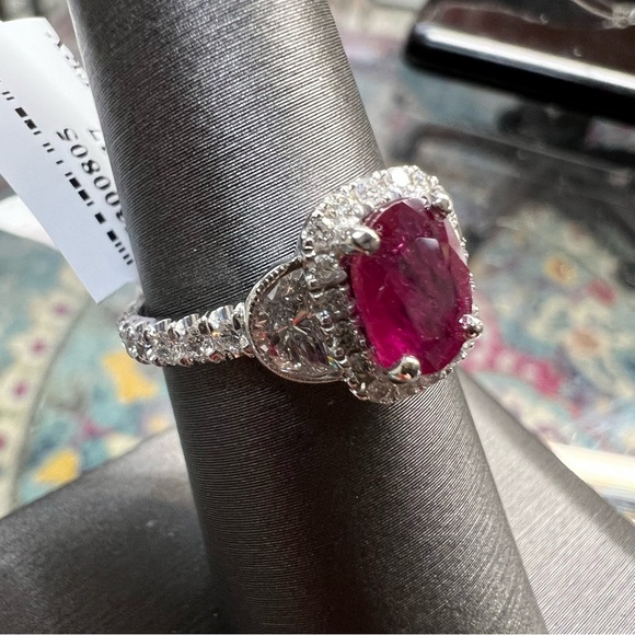 18k White Gold Diamond & Ruby Ring - Picture 4 of 9